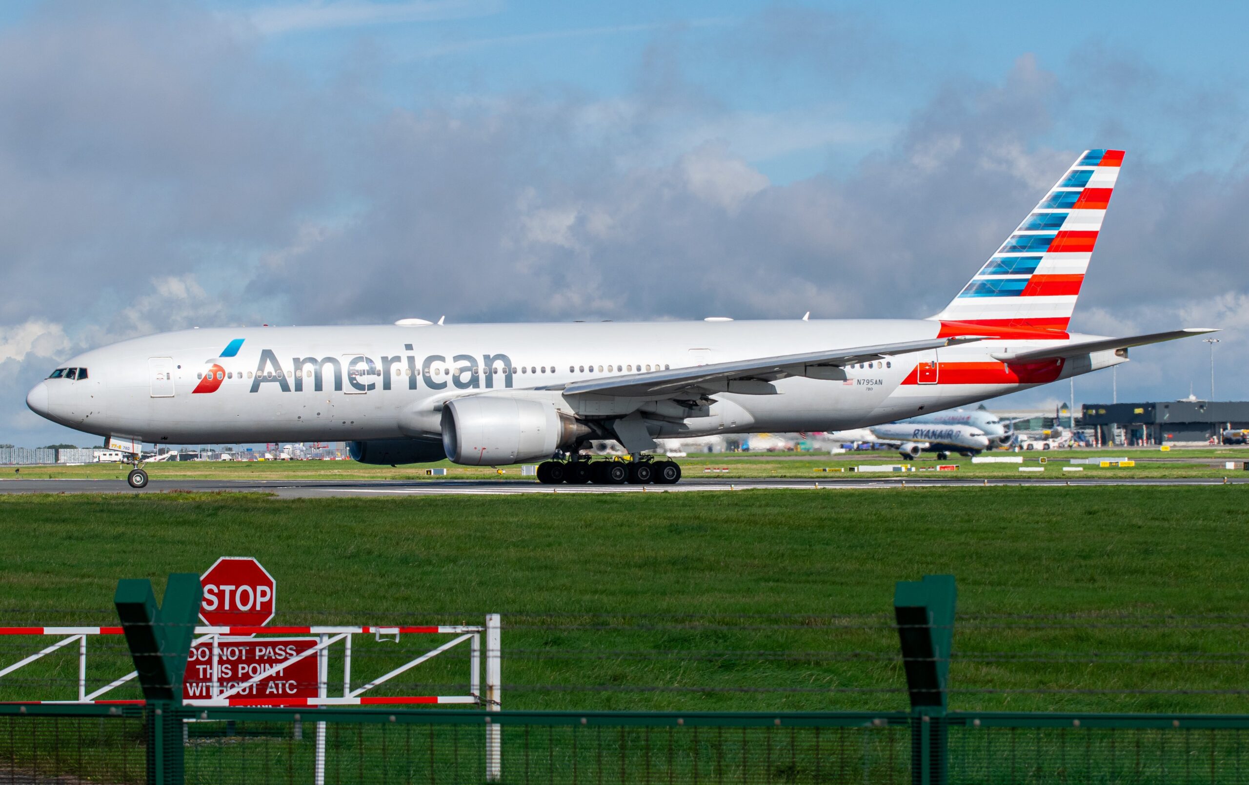 Pelea de pasajeros borrachos, provoca aterrizaje de emergencia