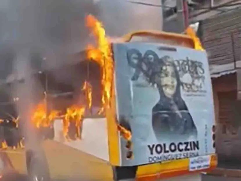 Comando incendia camión de pasajeros en Acapulco