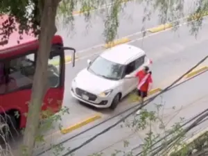 Conductor hace berrinche porque el MB no lo deja pasar