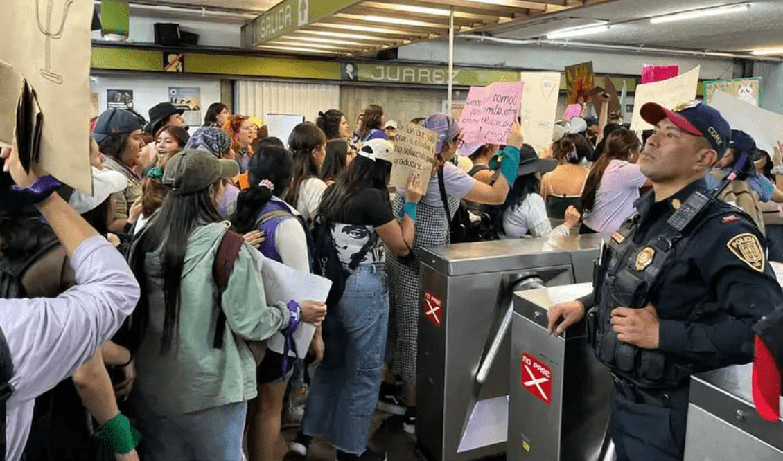 La marea violeta del 8M llega al Metro Juárez en la CDMX