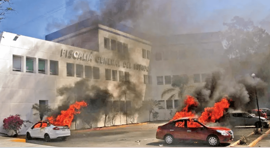 Escape de policía que asesinó a normalista desata caos