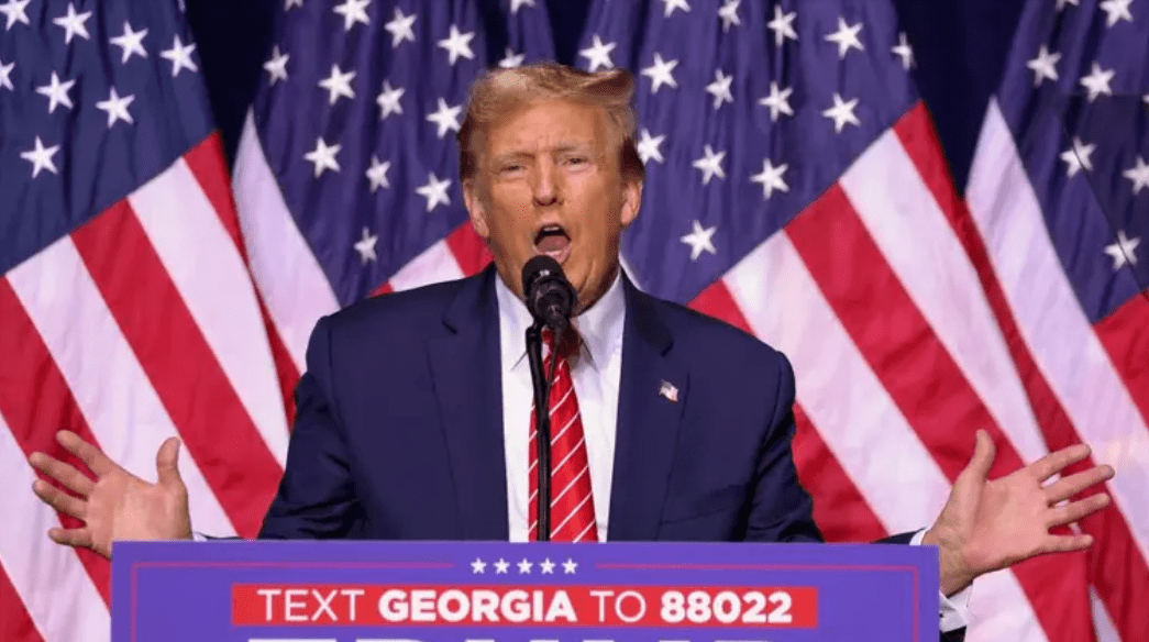 Juez desestima cargos en contra de Trump en caso de interferencia electoral