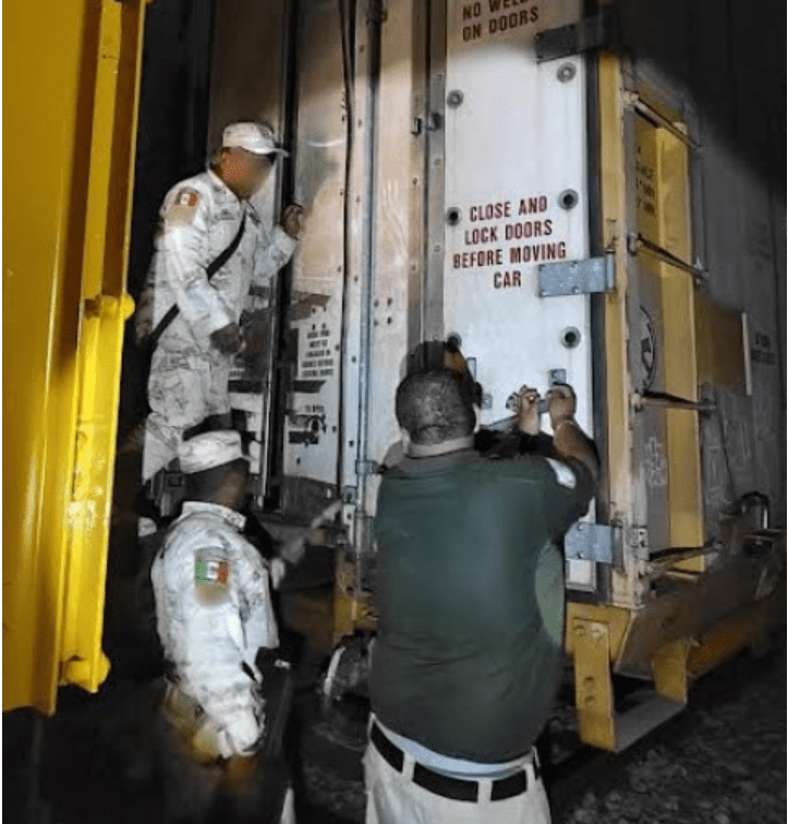Rescatan a 144 migrantes que viajaban en vagones de tren