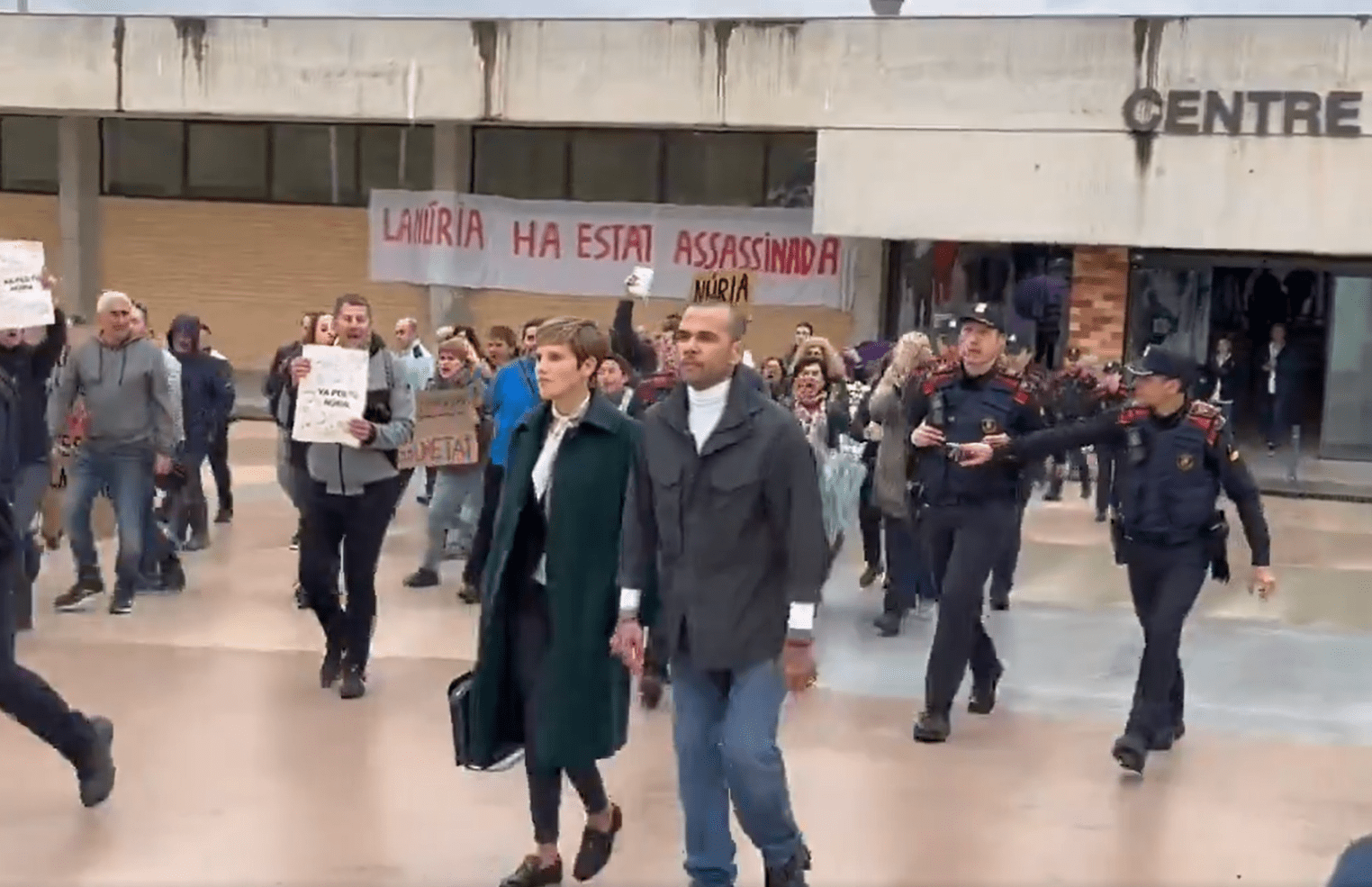 Luego de 14 meses, el futbolista Dani Alves sale de prisión