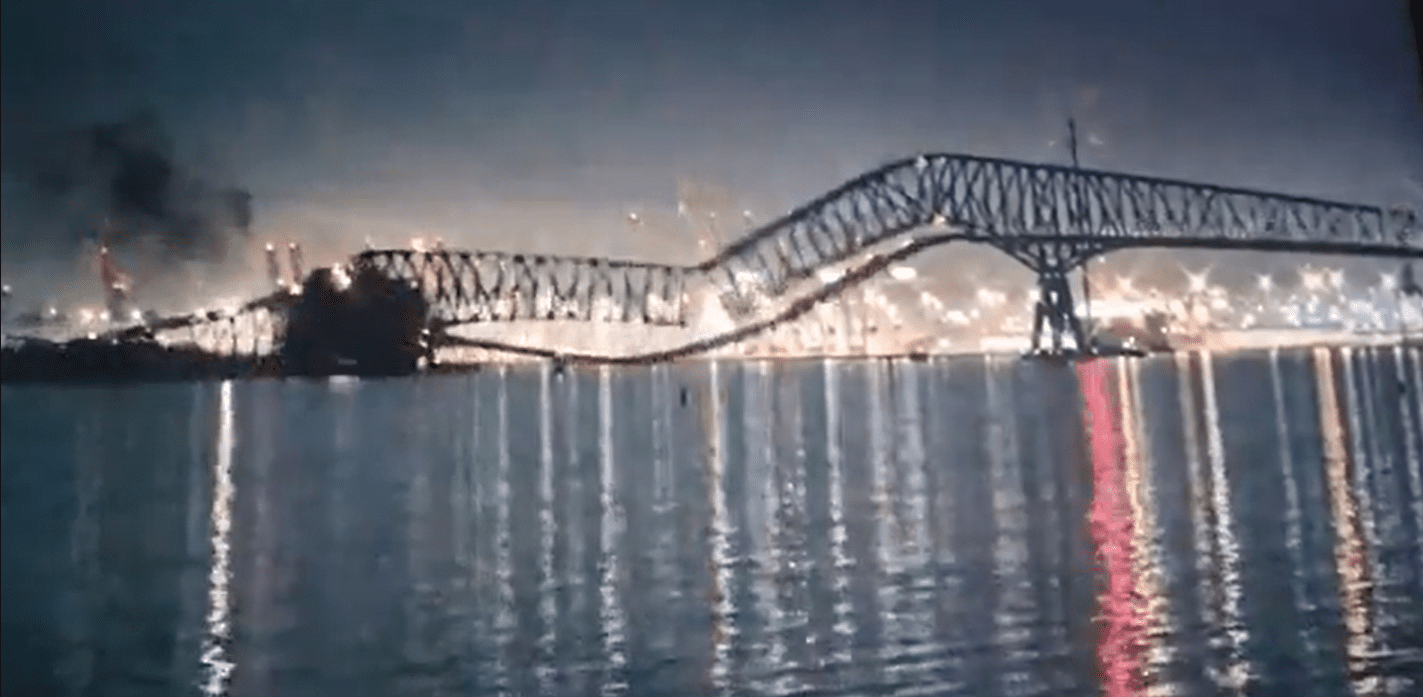 Barco choca contra puente en Baltimore y lo derrumba