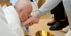 Papa Francisco rompe la tradición y lava los pies sólo a mujeres en prisión