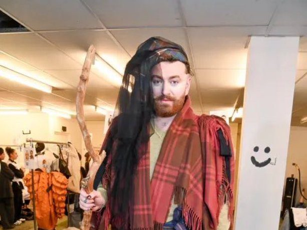 Sam Smith modela en el desfile de Vivienne Westwood