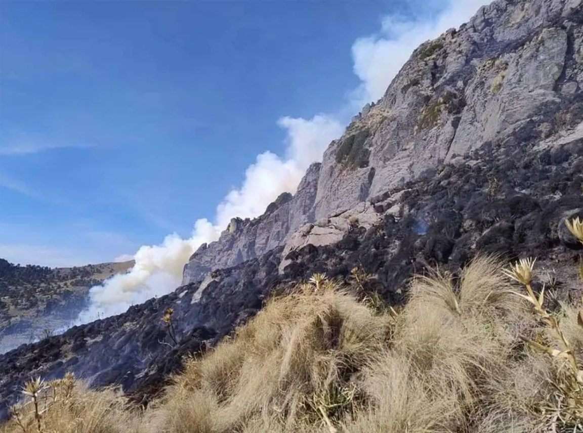 El fuego sigue ardiendo en las laderas del Iztaccíhuatl