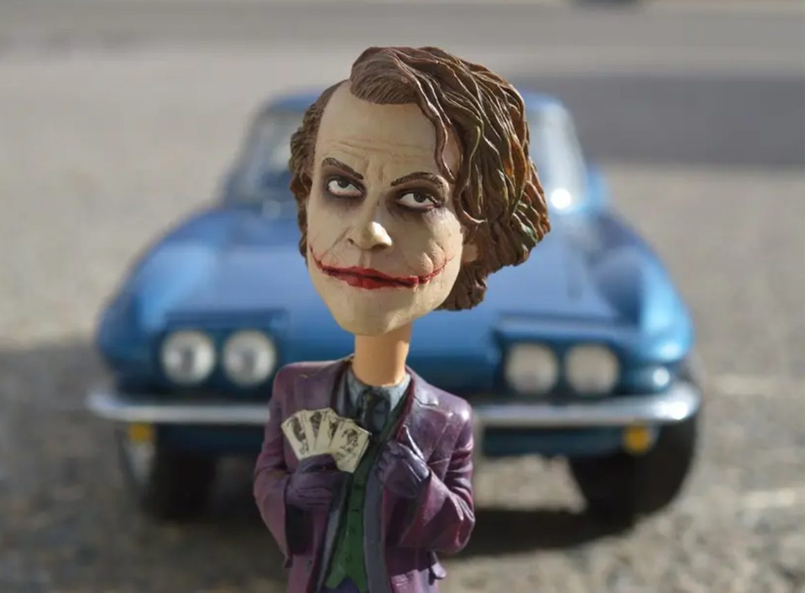 Un joven vestido como el Joker ataca a su profesor con un cuchillo