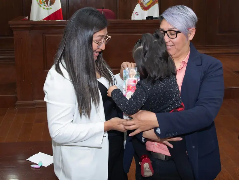 En Edomex, pareja de lesbianas logra primera adopción de bebé