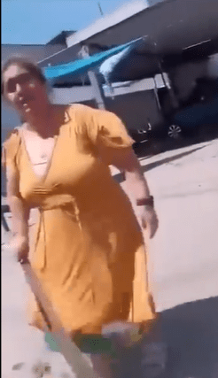 Mujer amaga con machete a personal de la CFE