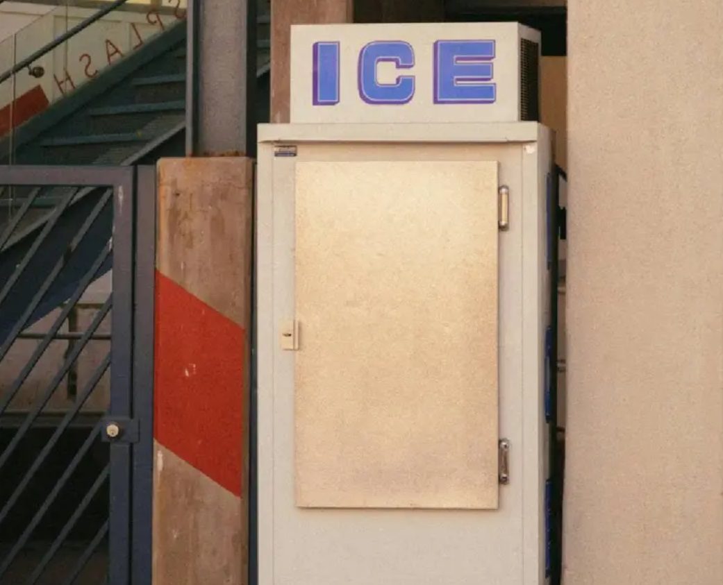 Niño hallado muerto en refrigerador; abuela muere al enterarse