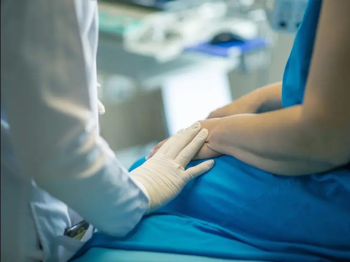 No uses frases como ‘no te preocupes’ o ‘todo irá bien’ en pacientes con cáncer