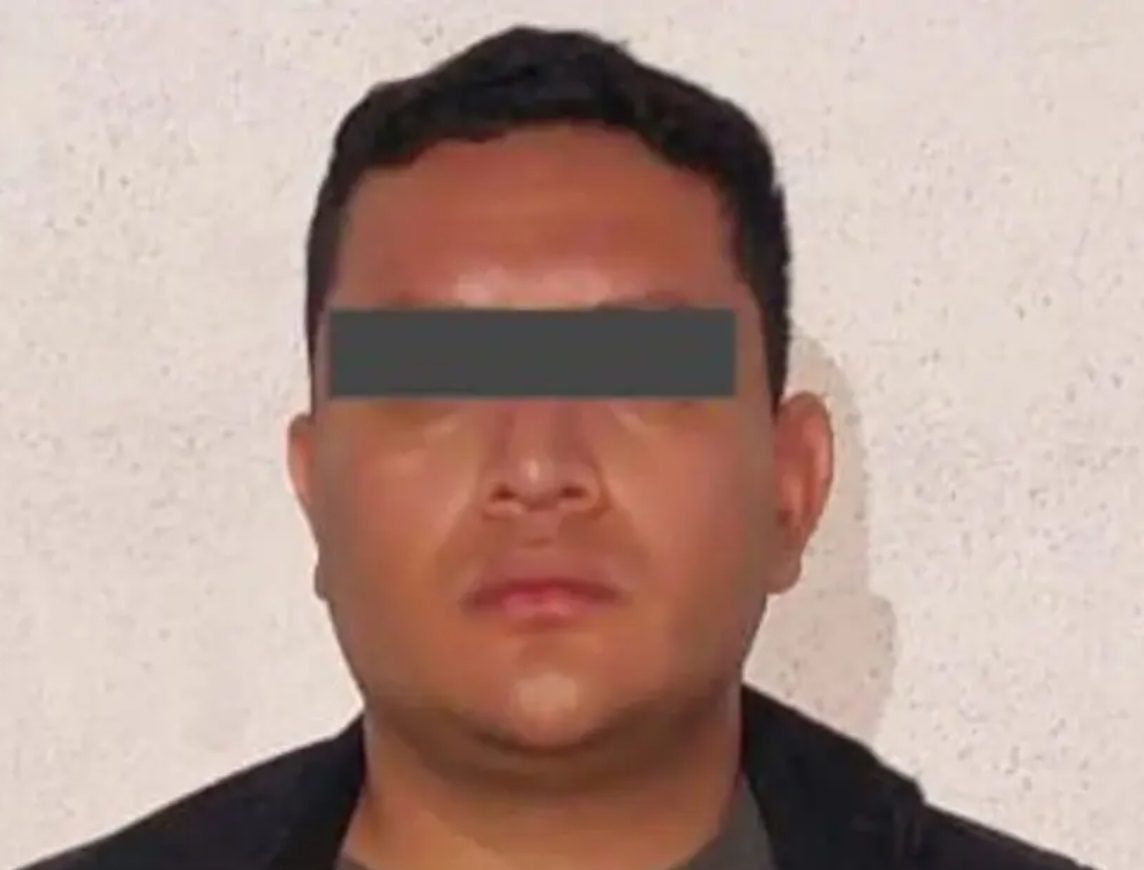 Policía acusado de ayudar al crimen organizado a matar hombre frente a su casa