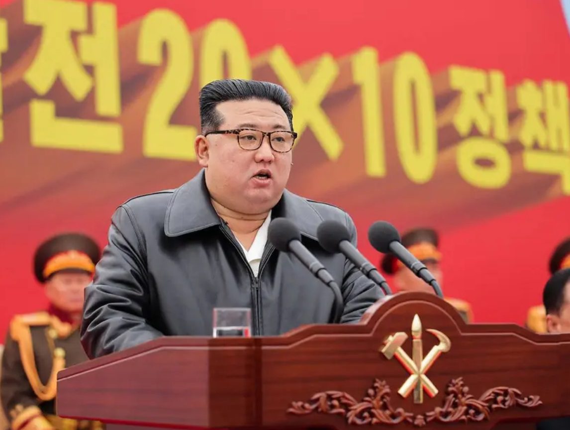Kim Jong Un ordena fortalecer la preparación militar para la guerra