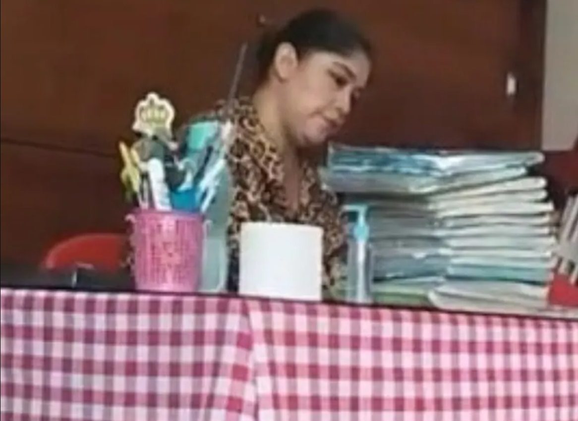 Remueven a maestra que lanzó cuadernos a estudiantes en Toluca