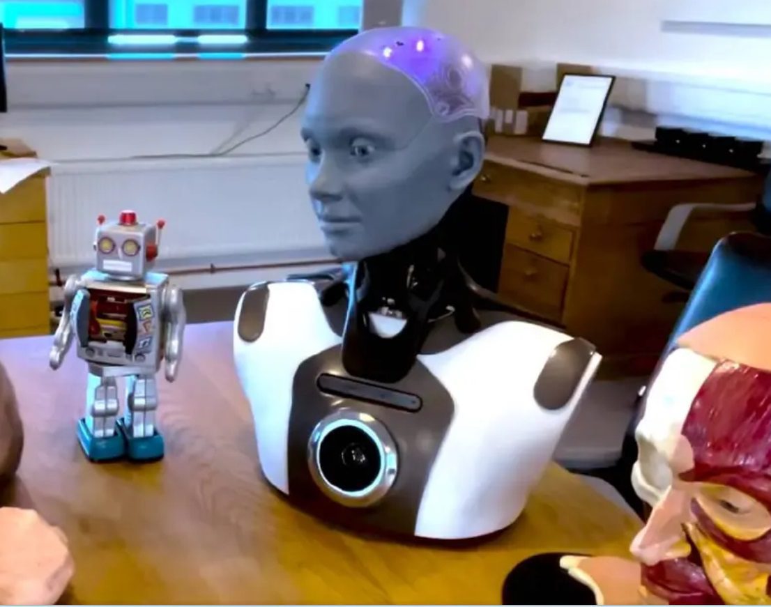 Robot aterrador imita voces de Elon Musk y Bob Esponja