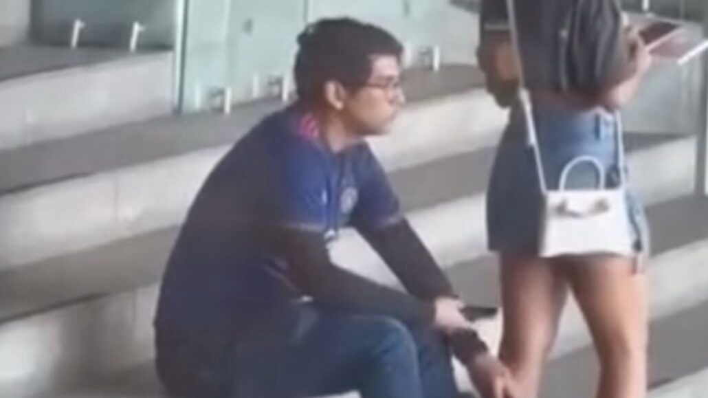 Sorprenden a hombre grabando a mujeres en plaza comercial