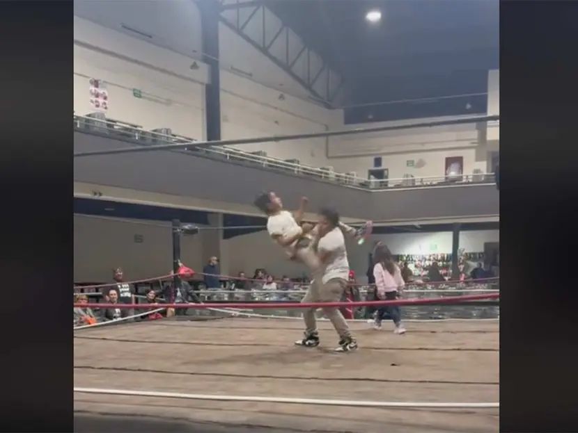 Niños se vuelven estrellas en la lucha libre