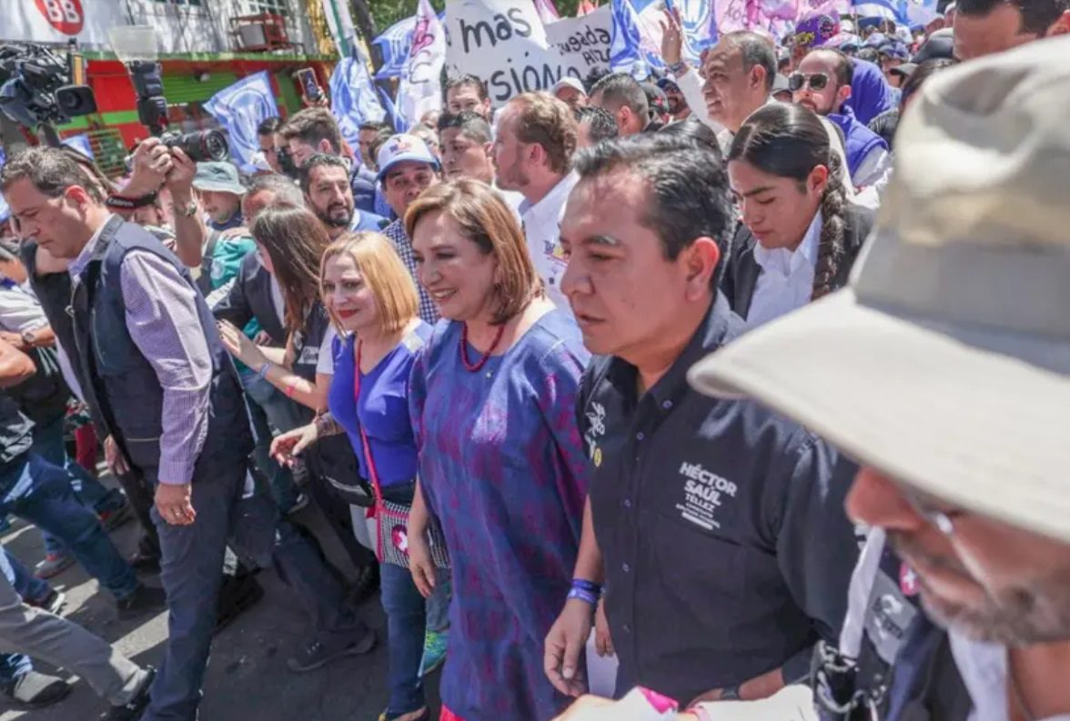 Xóchitl Gálvez camina en Iztapalapa y le obsequian una gelatina