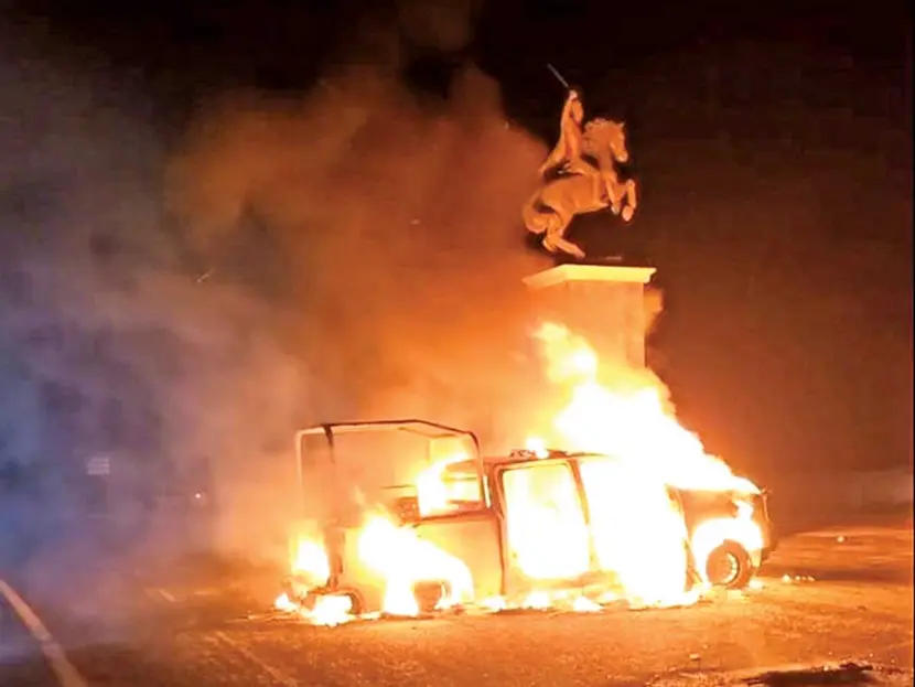 Estudiantes de Ayotzinapa, queman 2 patrullas