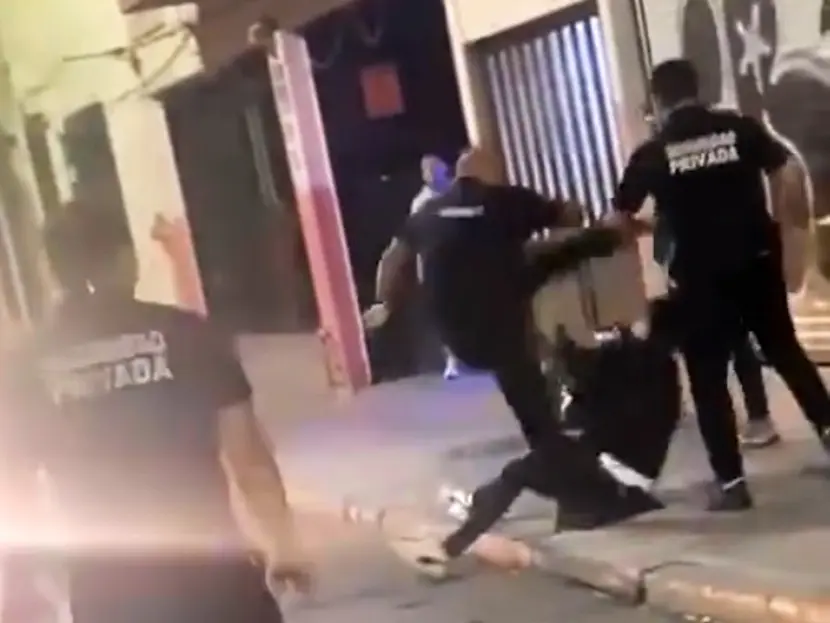 Cadeneros de bar golpean a joven