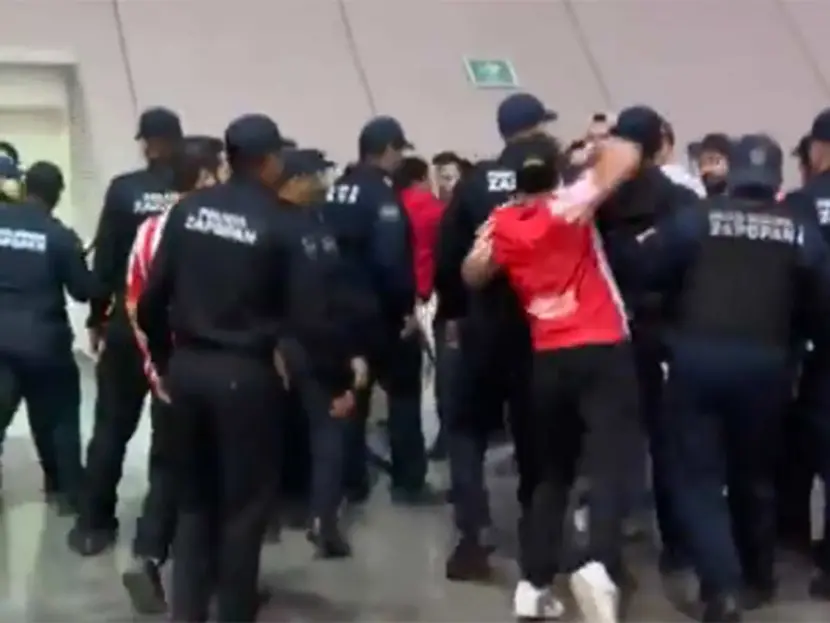 Aficionado de Chivas, golpea a policía por la espalda