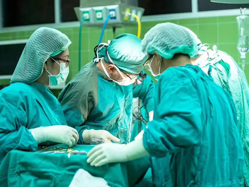 Más de 100 médicos chinos compiten por hacer la mejor circuncisión