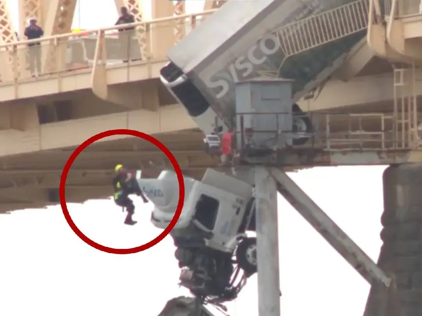 Conductora de tráiler queda colgada de puente