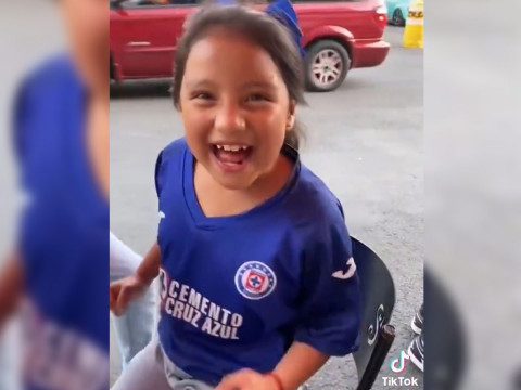 Niña aficionada de Cruz Azul cumple su sueño de ir al Estadio