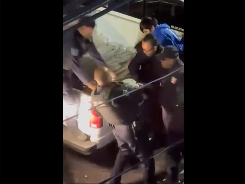 Graban a policías golpeando a jóvenes detenidos en Querétaro