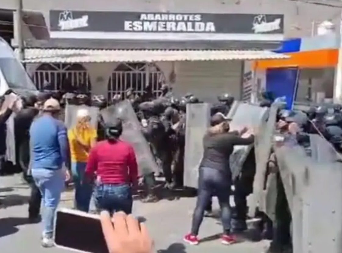 Confrontación entre granaderos y residentes en Veracruz