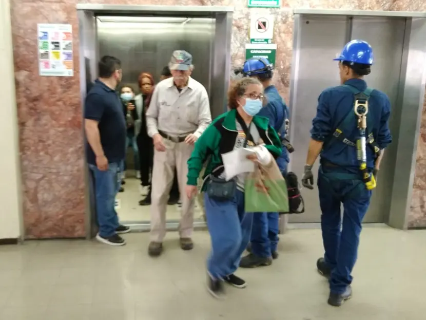 Seis personas quedan atrapadas en elevador del IMSS