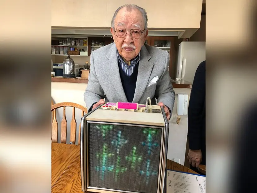 Muere a los 100 años, inventor del karaoke