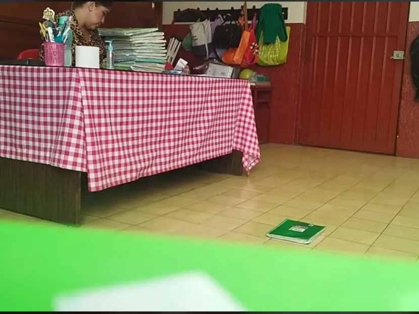 Exhiben malos tratos de maestra que tira los cuadernos de sus alumnos al piso tras calificarlos