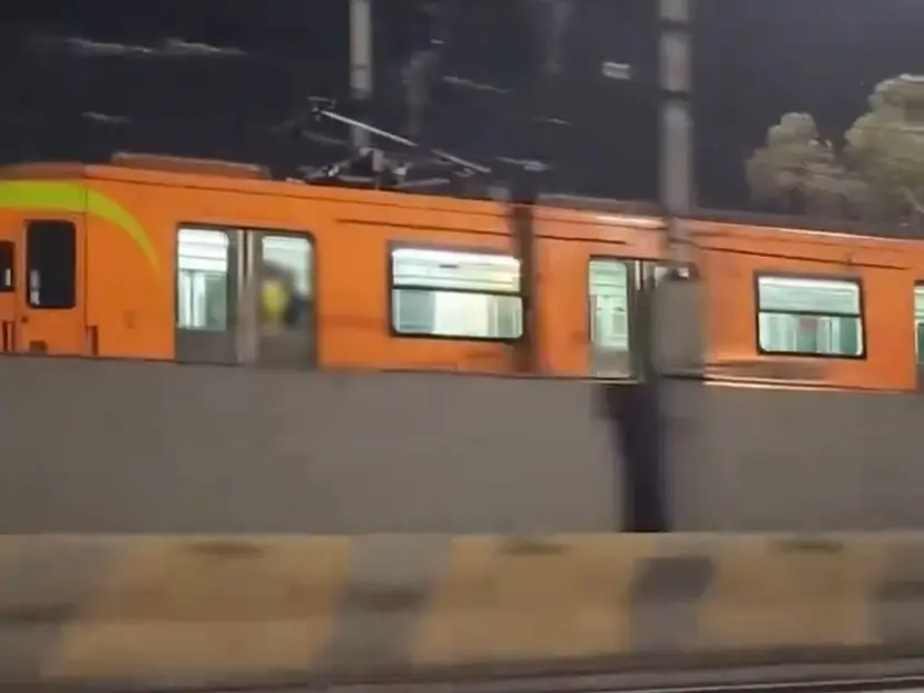 Pareja es captada echando pasión en un vagón del Metro