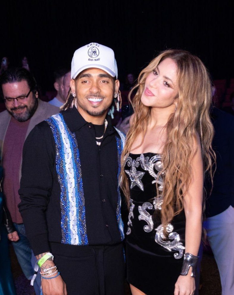 Ozuna publica foto con Shakira, y le manda mensaje a Piqué