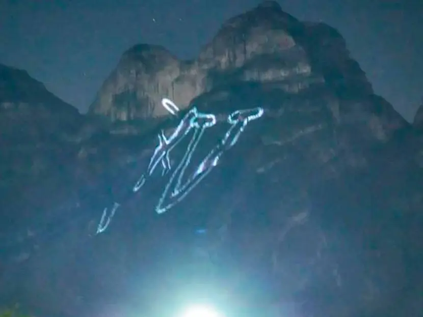 Quinceañera recibe felicitación proyectada en cerro