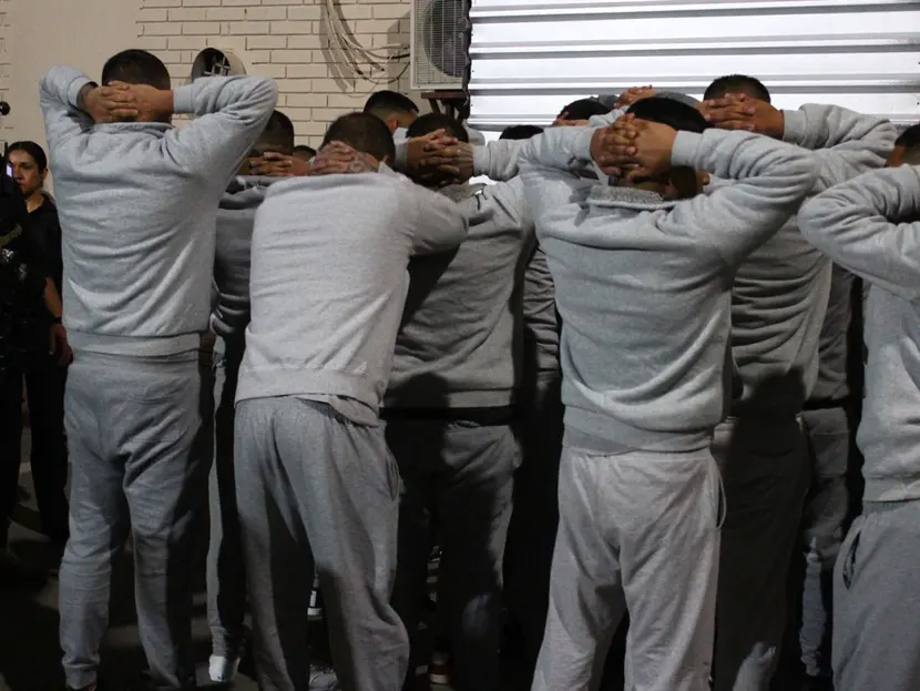 Más de 200 reos peligrosos son trasladados a penales de alta seguridad