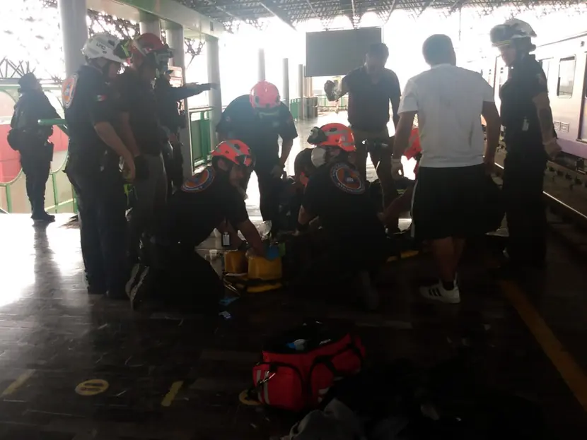Hombre se avienta al Metro en Línea 1, sobrevive y agrede a paramédicos