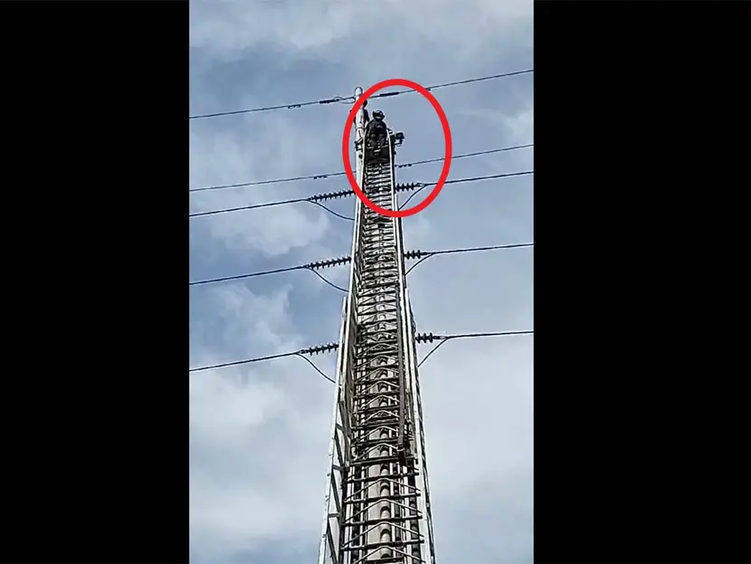 Hombre intenta suicidarse en torre de alta tensión en NL