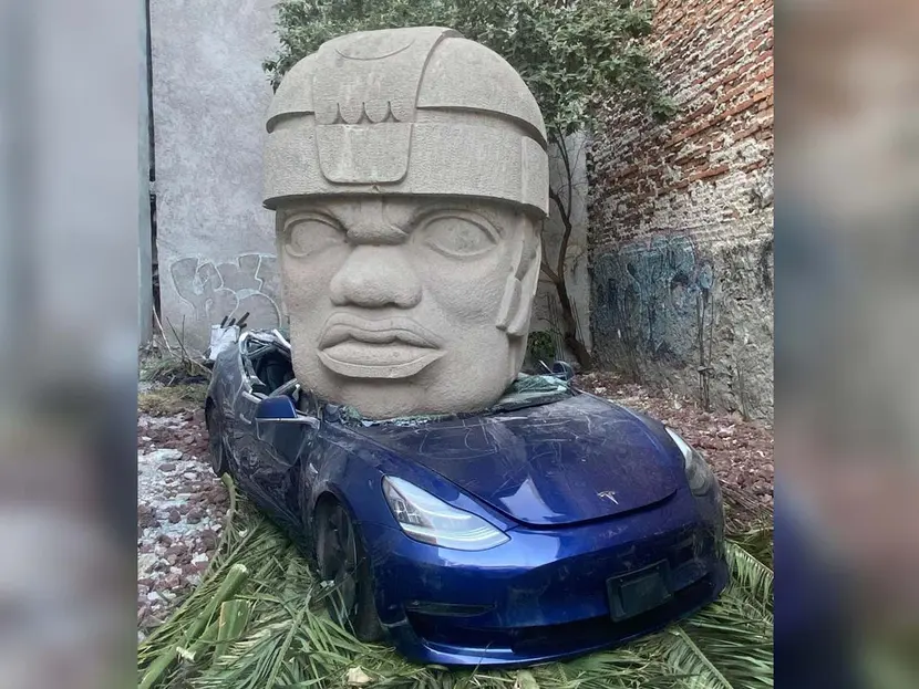 Auto Tesla aplastado por cabeza Olmeca en la CDMX