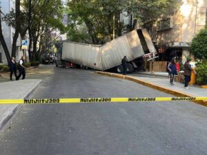 Accidente: Tráiler con cerveza se parte en dos en Polanco