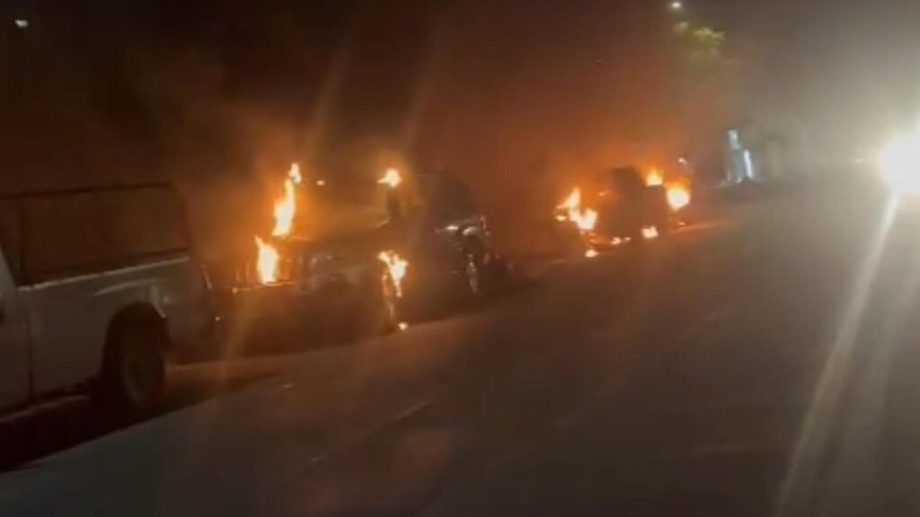 Noche violenta en Colima con vehículos incendiados