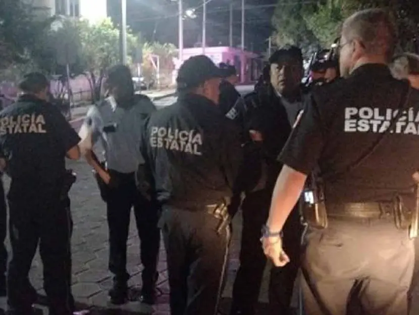 Vecinos de Zacatelco agreden a policía y exigen seguridad tras asesinato de taxista