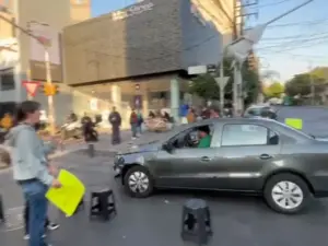 Conductor avienta su vehículo a manifestantes en CDMX