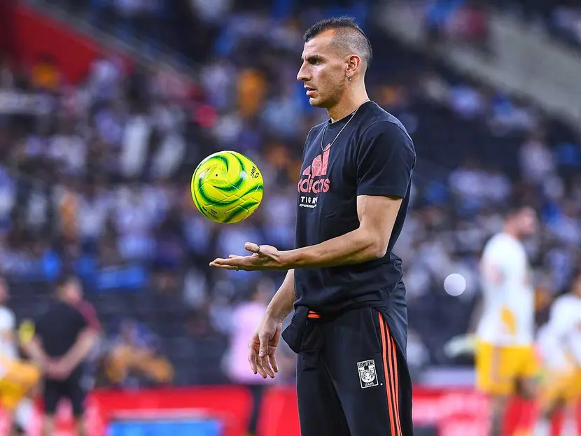 Nahuel Guzmán molesta a jugadores de Rayados con láser durante partido