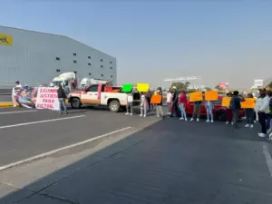 Padres de familia bloquean carretera México-Puebla por la muerte de un menor