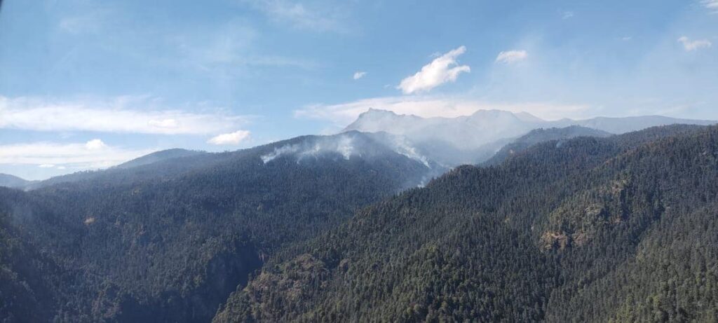 Inicia descargas helicóptero de Sedena y GN para liquidar el incendio en Villa Guerrero, Estado de México