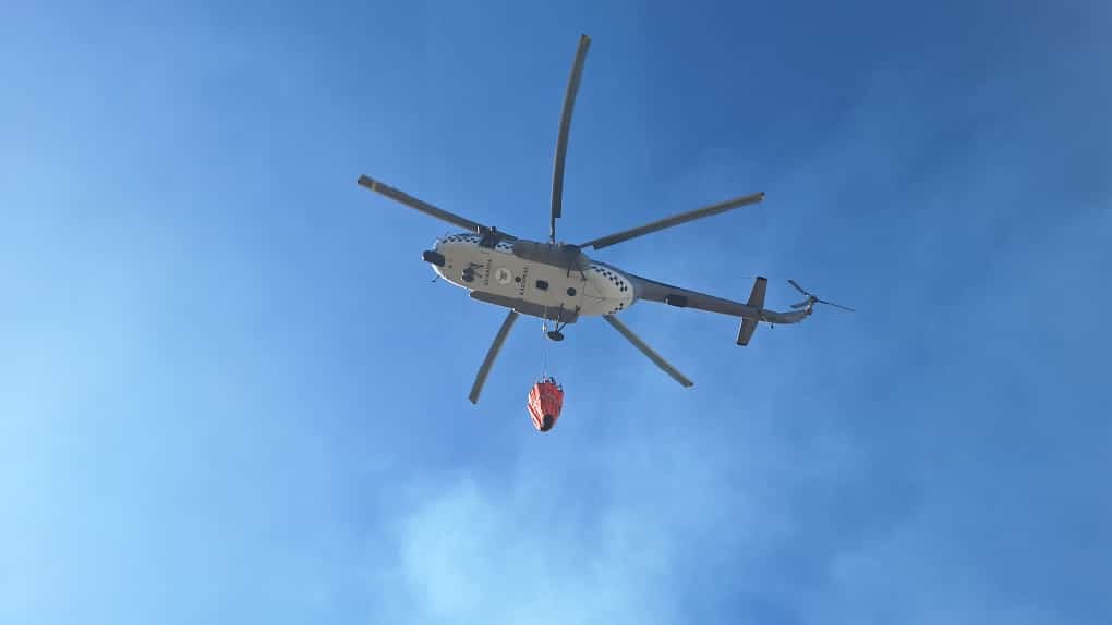 Inicia descargas helicóptero de Sedena y GN para liquidar el incendio en Villa Guerrero, EDOMEX